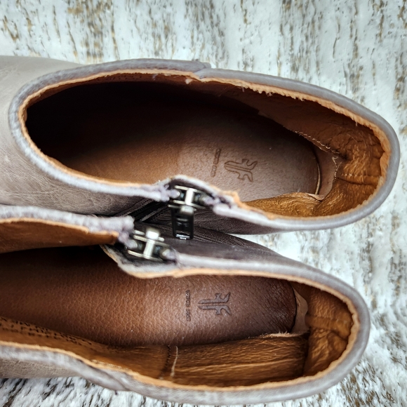 Frye "Carson Piping Bootie" Graphite Grey Leather Ankle Boot | Women's Size 8.5 - Picture 10 of 13